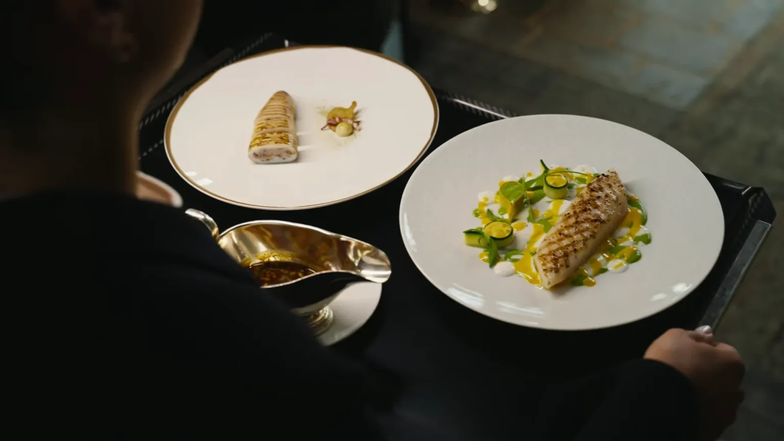 Assiettes gastronomiques servies à table
