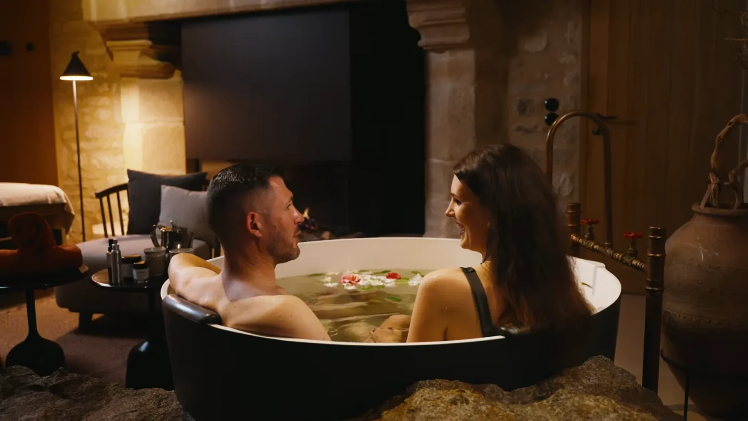 Couple dans une baignoire au spa