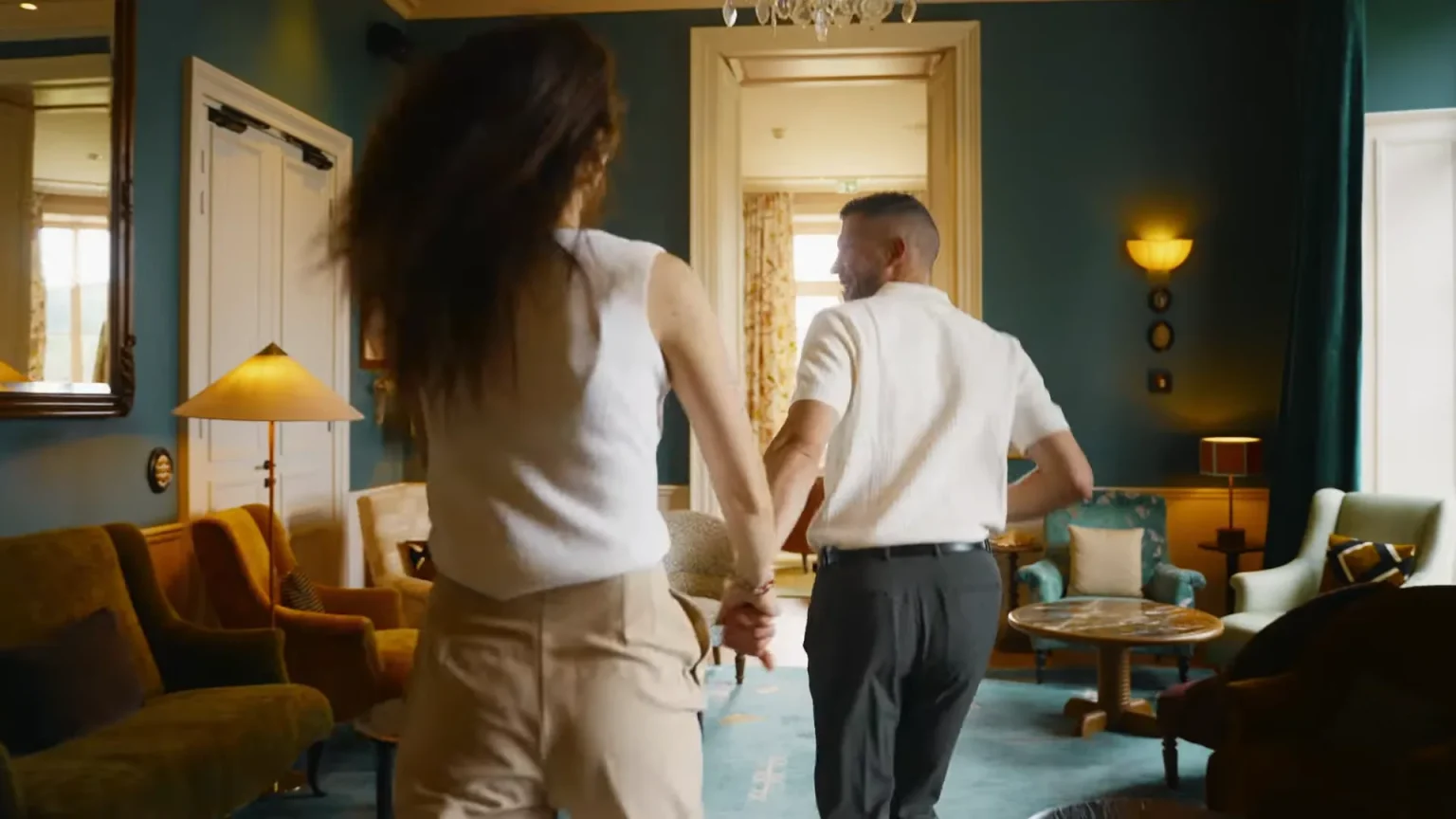 Couple entrant dans un salon du château