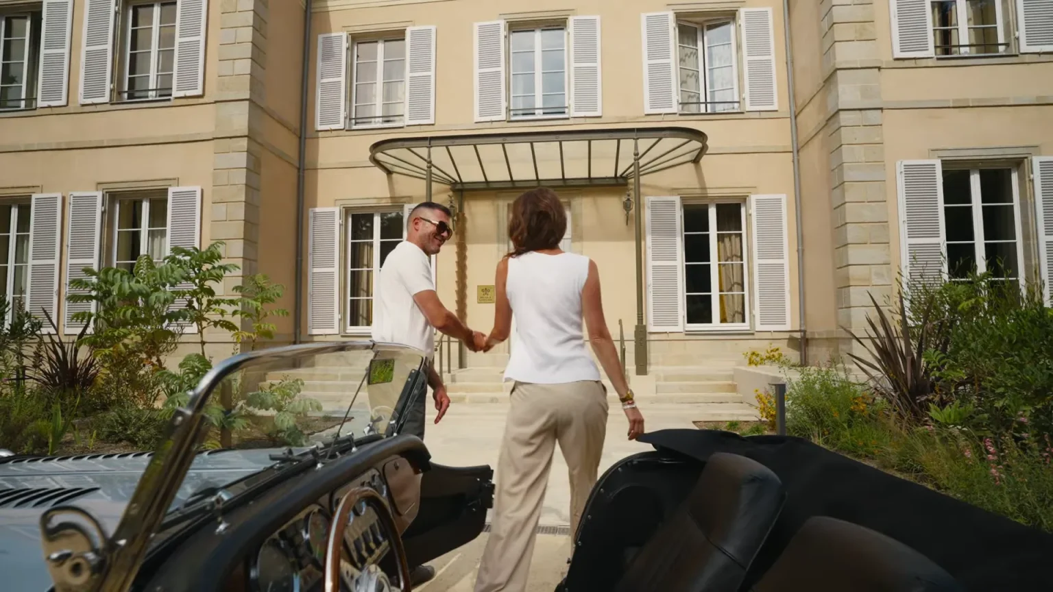 Couple arrivant devant le château