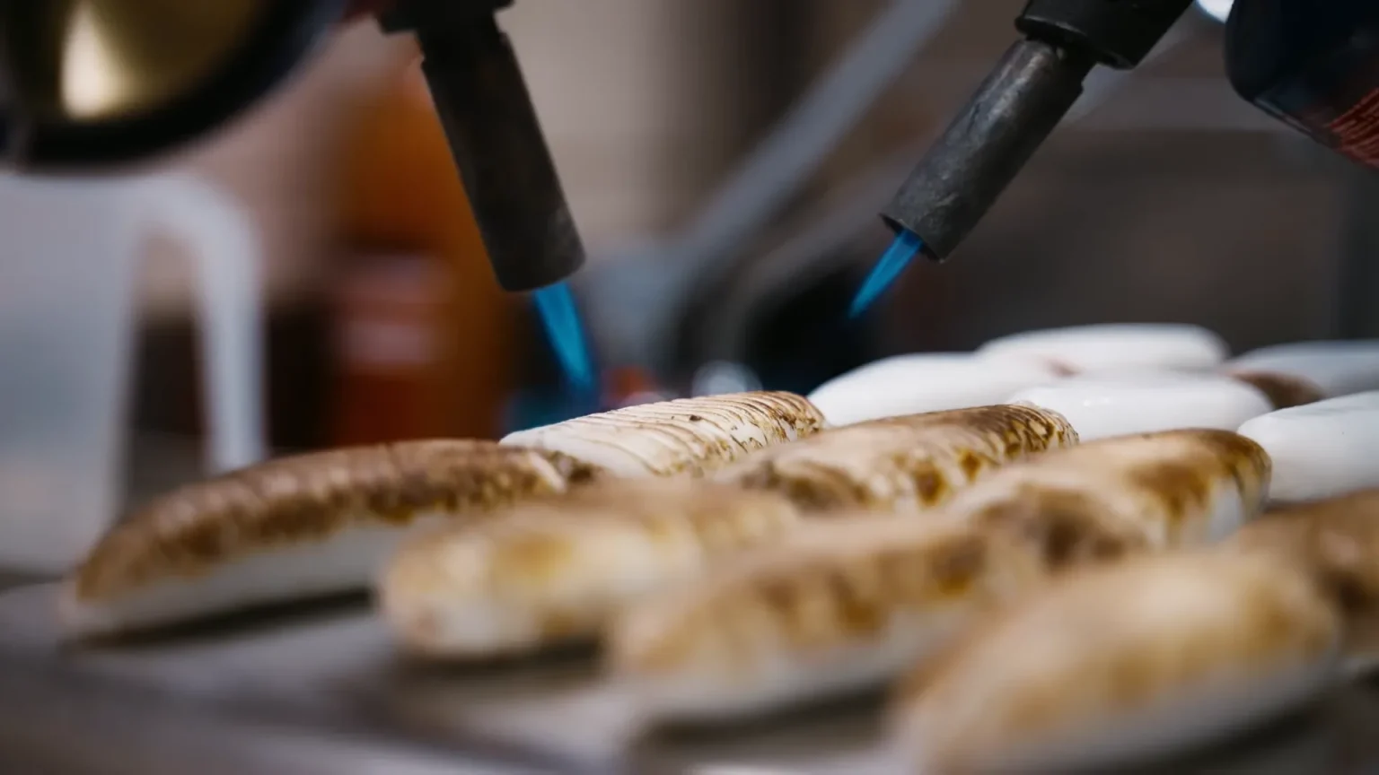 Préparation en cuisine au restaurant