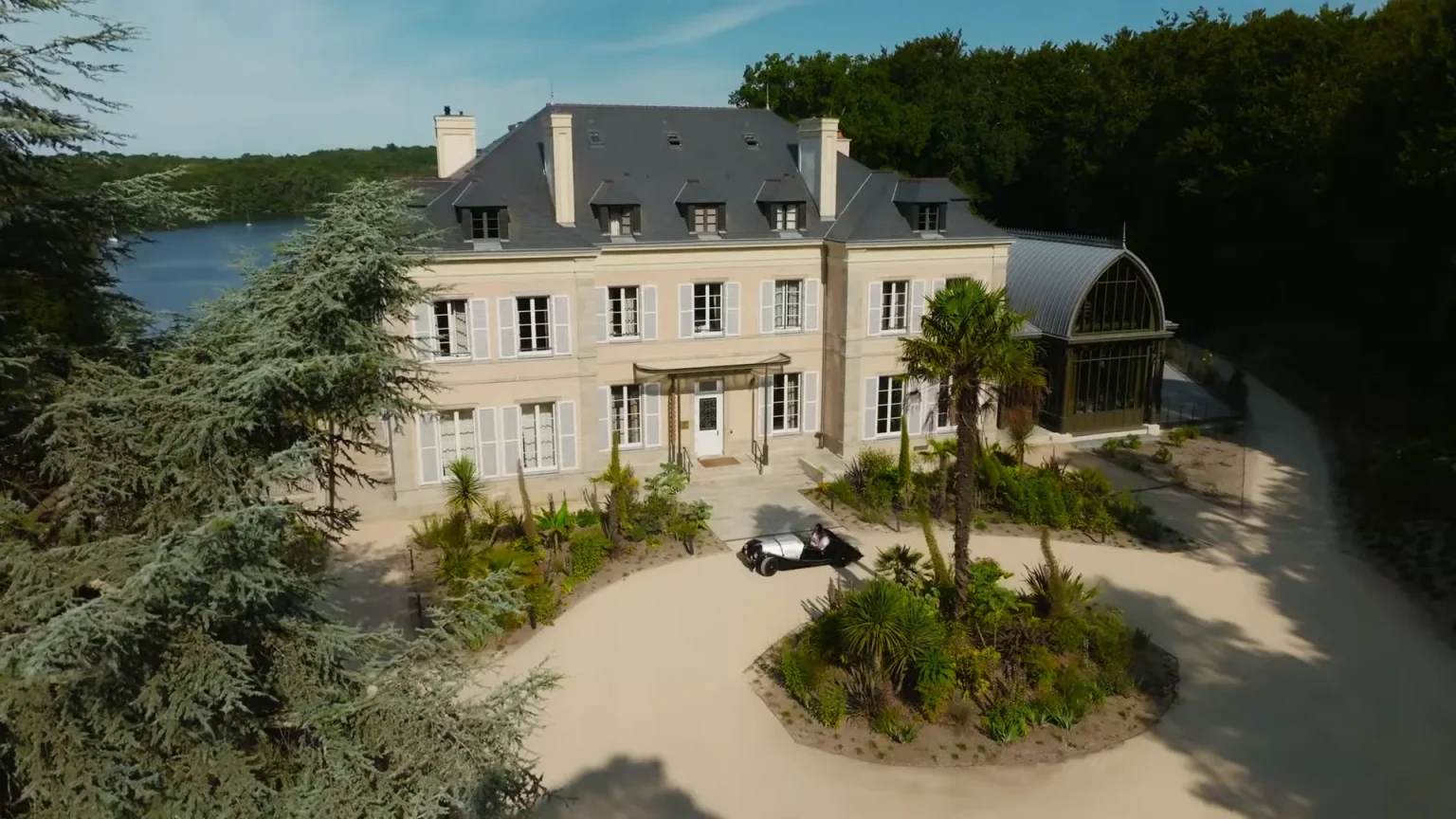Vue aérienne du château de Locguénolé
