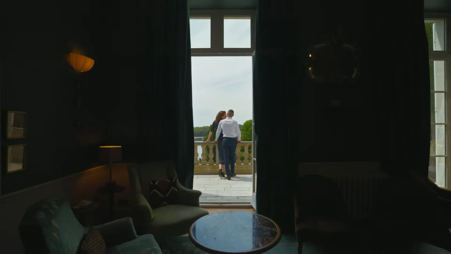 Couple à la fenêtre du château