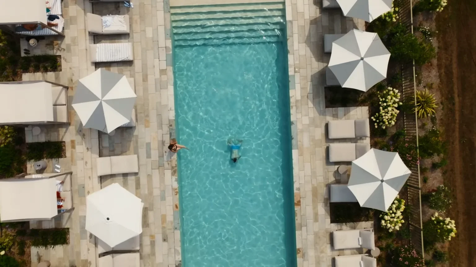Piscine extérieure vue du ciel
