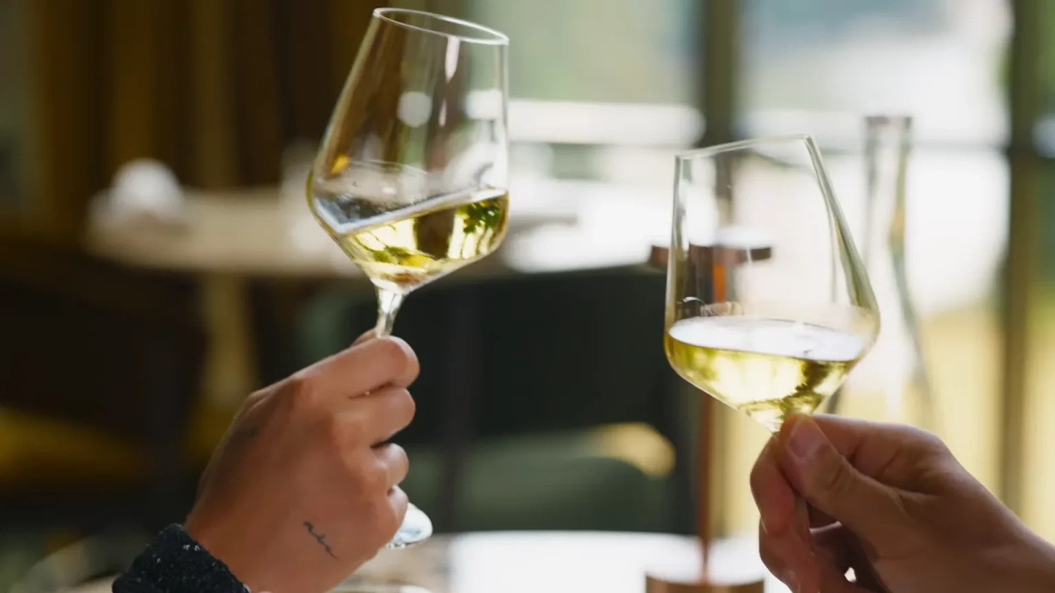 Verres de vin blanc levés à table