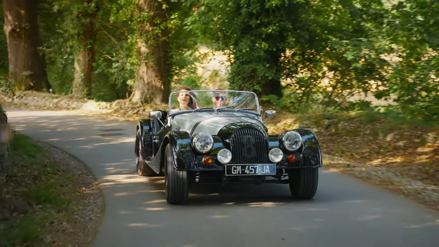 Voiture de collection dans l’allée du domaine